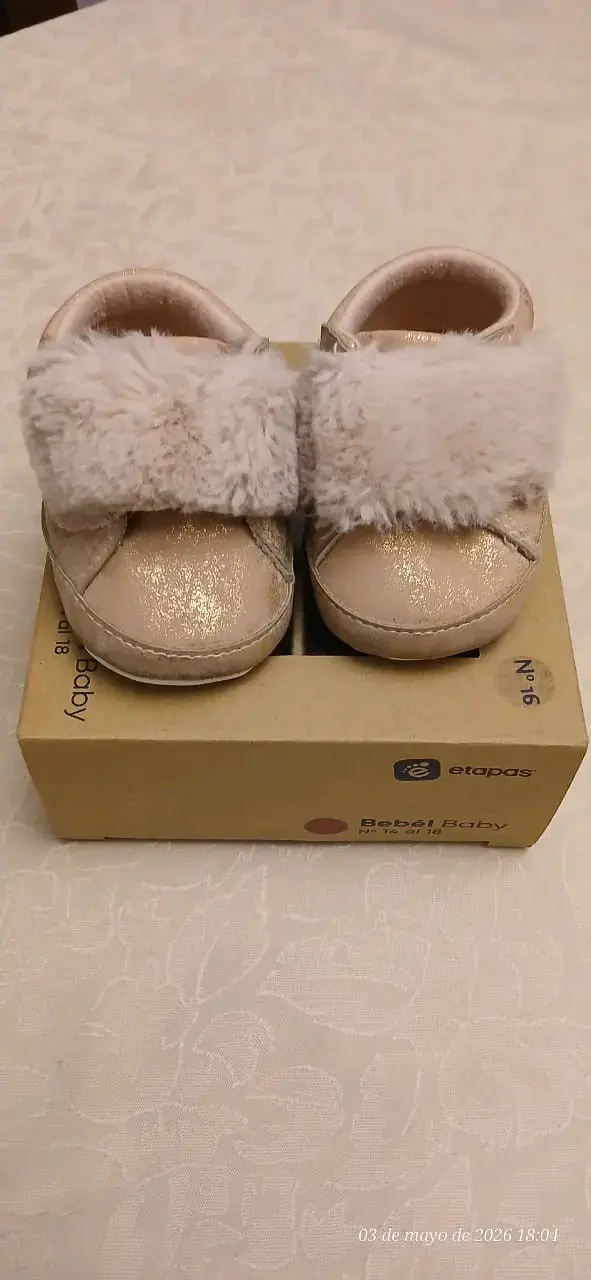 Zapatos de bebé dorados con peluche