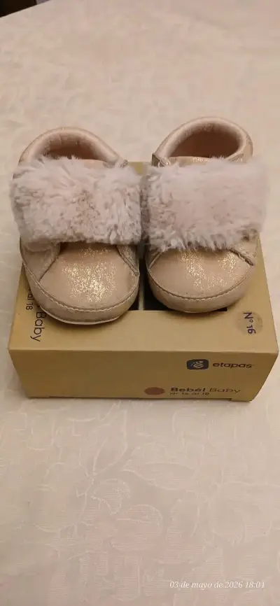 Zapatos de bebé dorados con peluche - miniatura 1