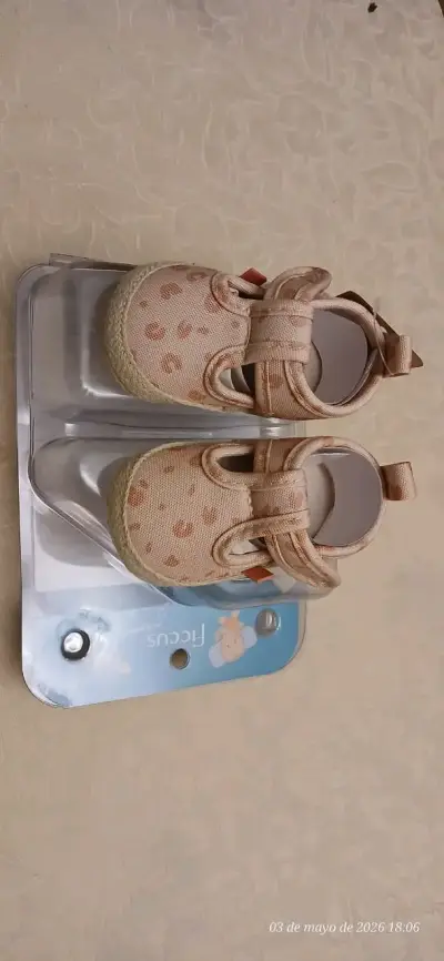 Zapatos de bebé dorados con peluche - miniatura 3