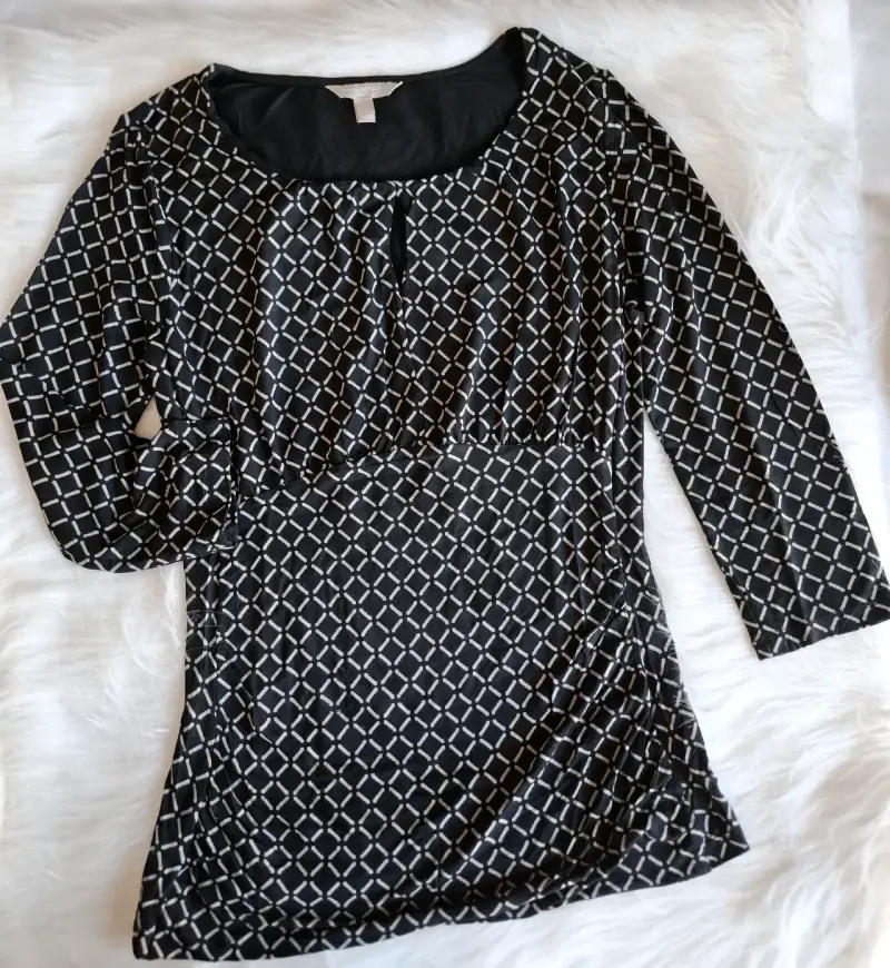 Polera negra estampado geométrico