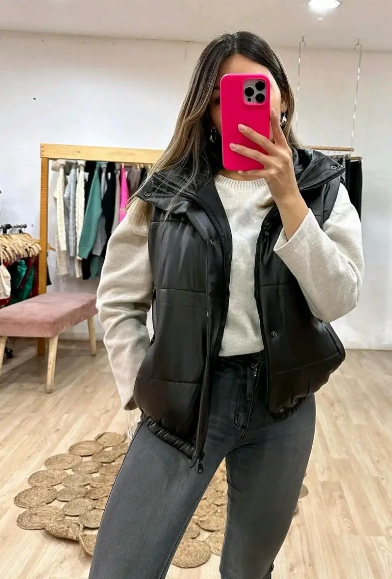 Puffa negra ecocuero sin mangas