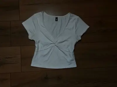 Polera blanca con escote V - miniatura 1