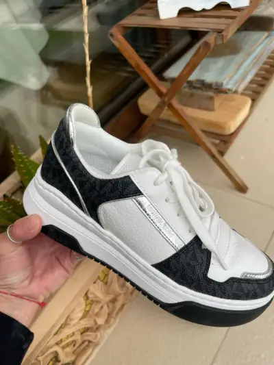 Zapatillas deportivas blancas y negras MK traídas - miniatura 1