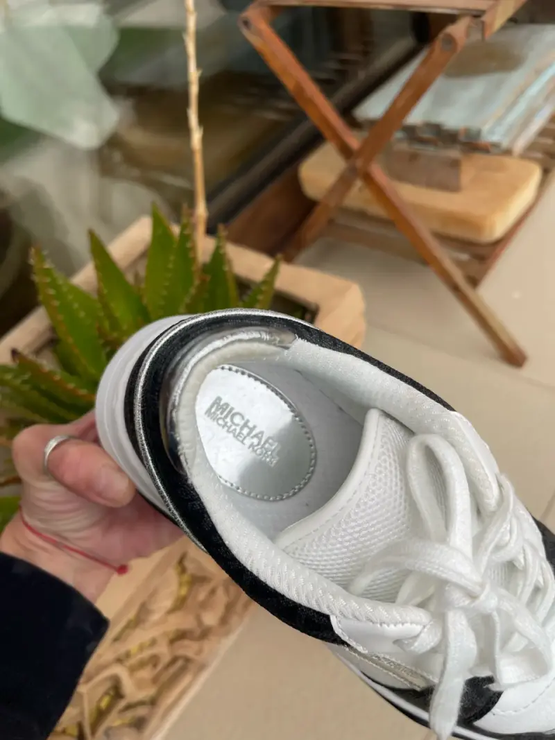 Zapatillas deportivas blancas y negras MK traídas - 3