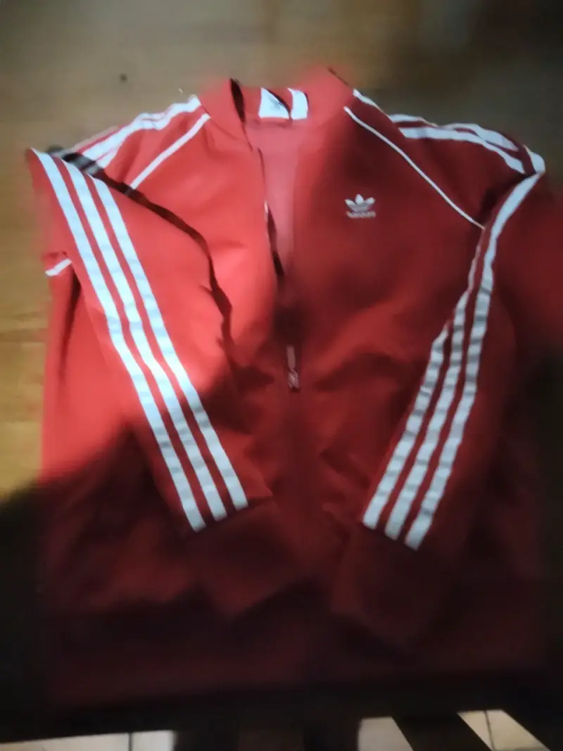 Chaqueta deportiva roja con franjas