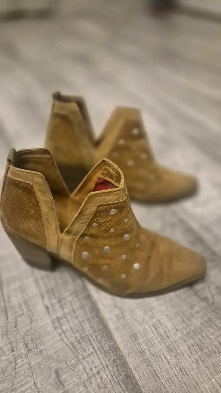 Botines marrones con tachuelas