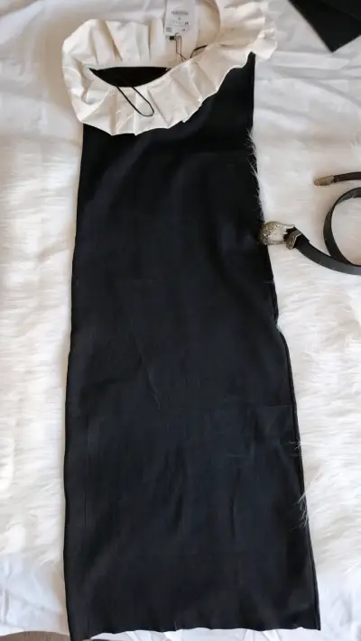 Vestido negro con cuello blanco - miniatura 1