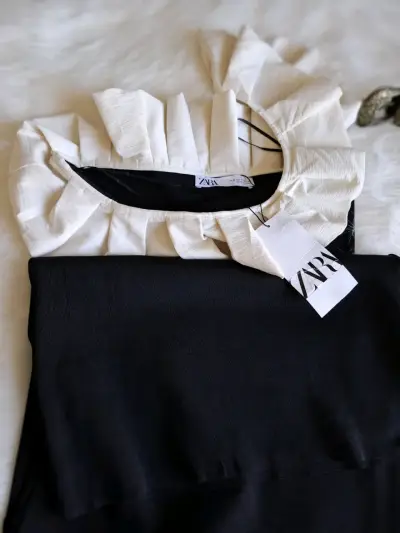 Vestido negro con cuello blanco - miniatura 4