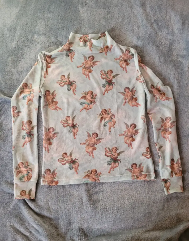 Polera cuello alto con ángeles