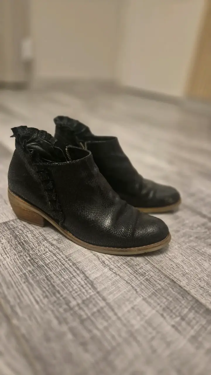 Botines negros con detalle