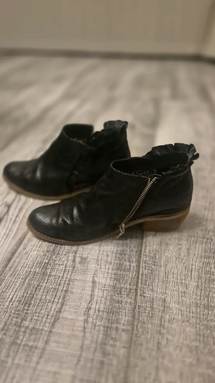 Botines negros con detalle - 2