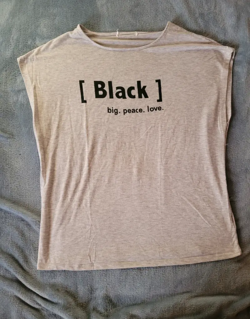 Polera gris con estampado "Black"