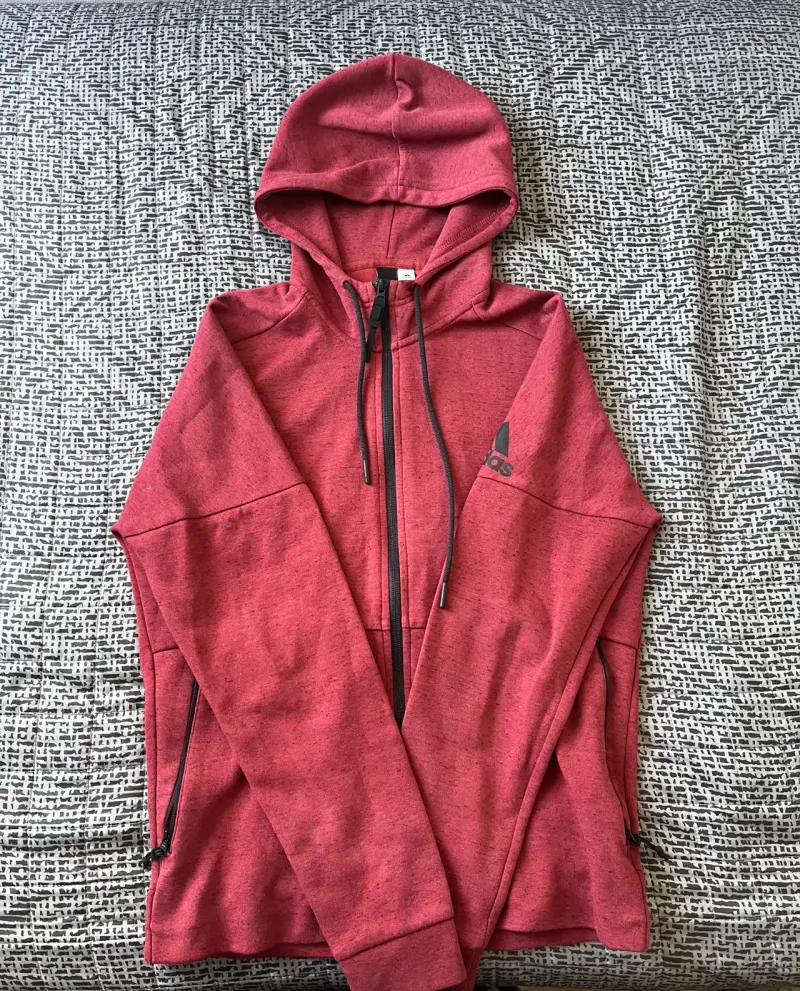 Polerón deportivo rojo con capucha
