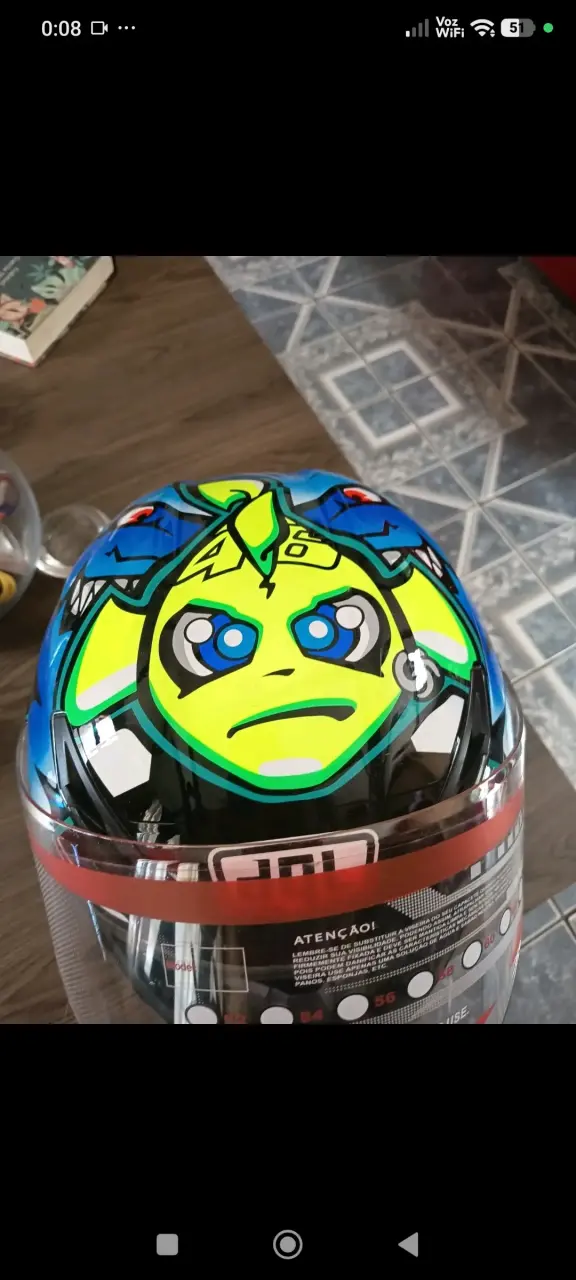 Casco de moto con diseño colorido