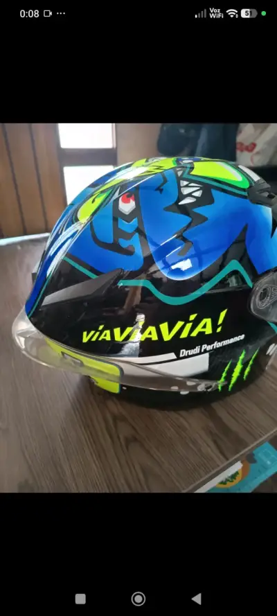 Casco de moto con diseño colorido - miniatura 2