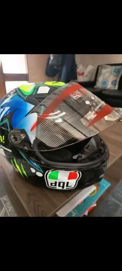 Casco de moto con diseño colorido - miniatura 3