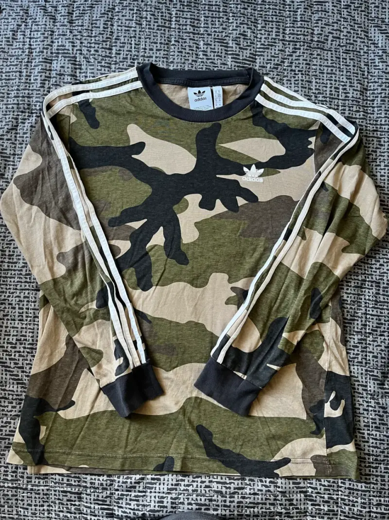 Polera Adidas camuflada