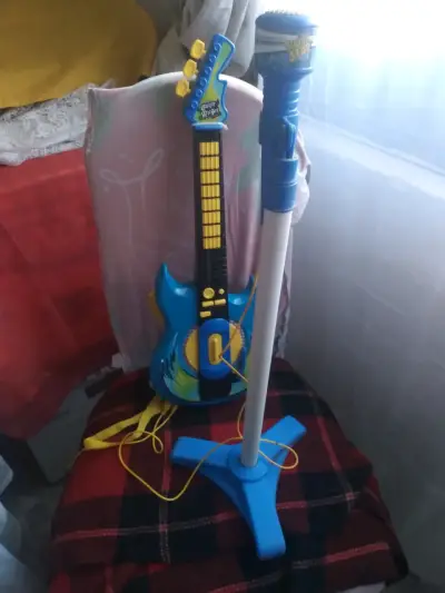 Set juguete guitarra, micrófono y otros - miniatura 1