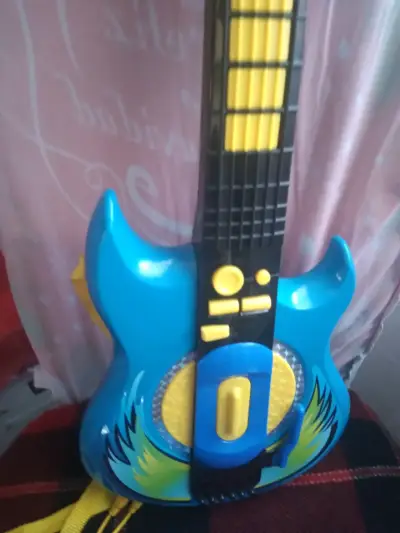Set juguete guitarra, micrófono y otros - miniatura 2