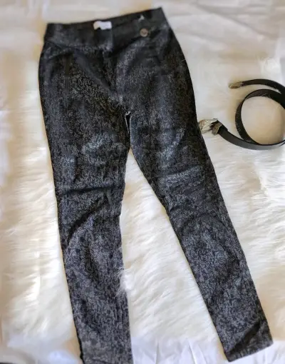 Pantalón negro estampado mujer - miniatura 1