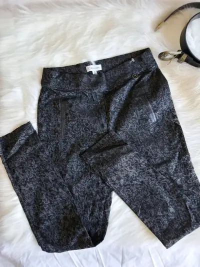 Pantalón negro estampado mujer - miniatura 2