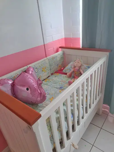 Cuna de madera blanca para bebé y mecedora - miniatura 1