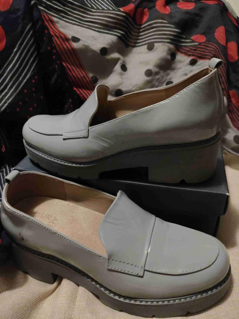 Mocasines gris claro con suela gruesa