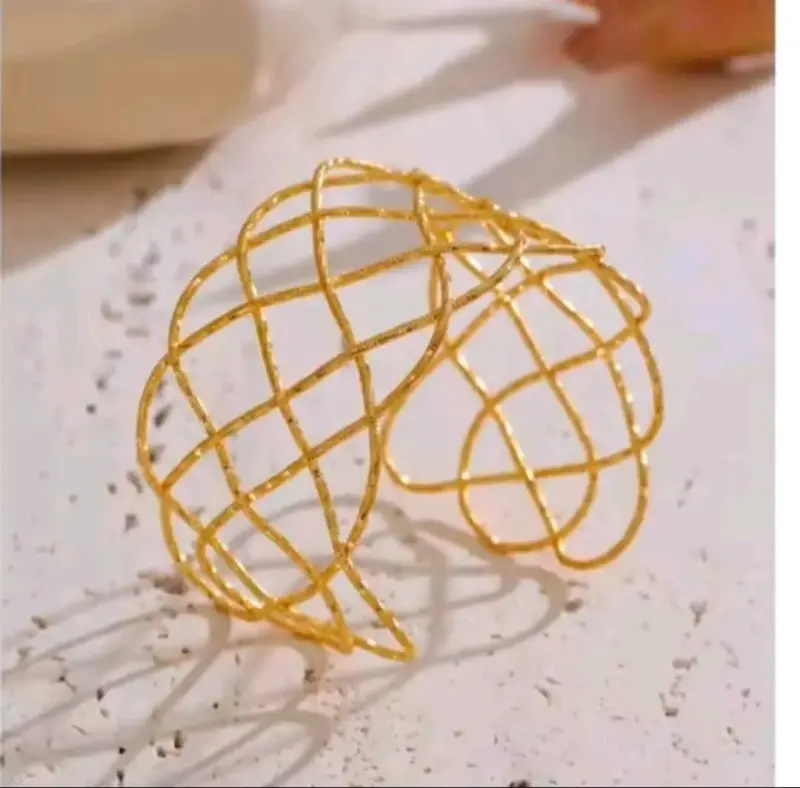 Brazalete dorado de diseño abierto