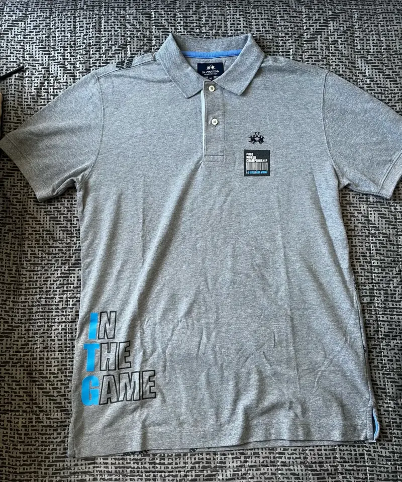 Polera polo gris con diseño - 1
