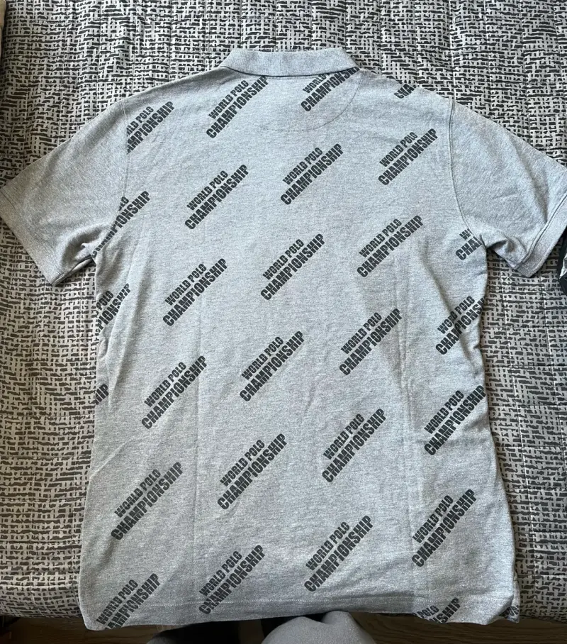 Polera polo gris con diseño - 2