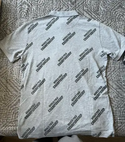 Polera polo gris con diseño - miniatura 2