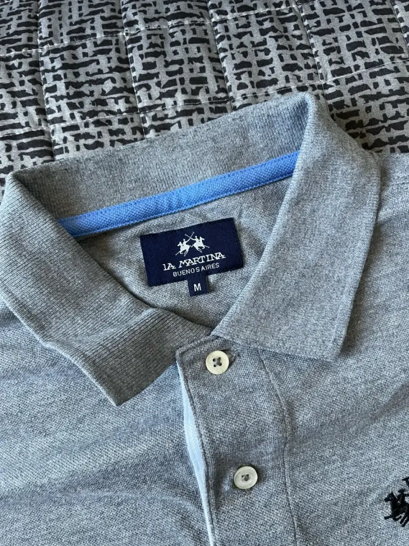 Polera polo gris con diseño - 3