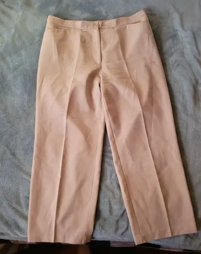 Pantalones beige clásicos 3/4 - miniatura 1