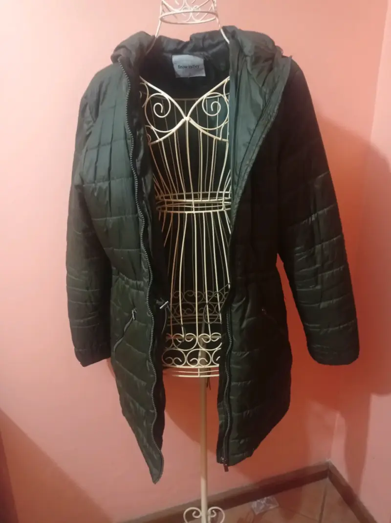 chaqueta verde olivode invierno con capucha