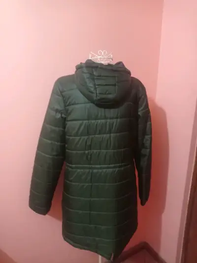 chaqueta verde  olivode invierno con capucha - miniatura 2