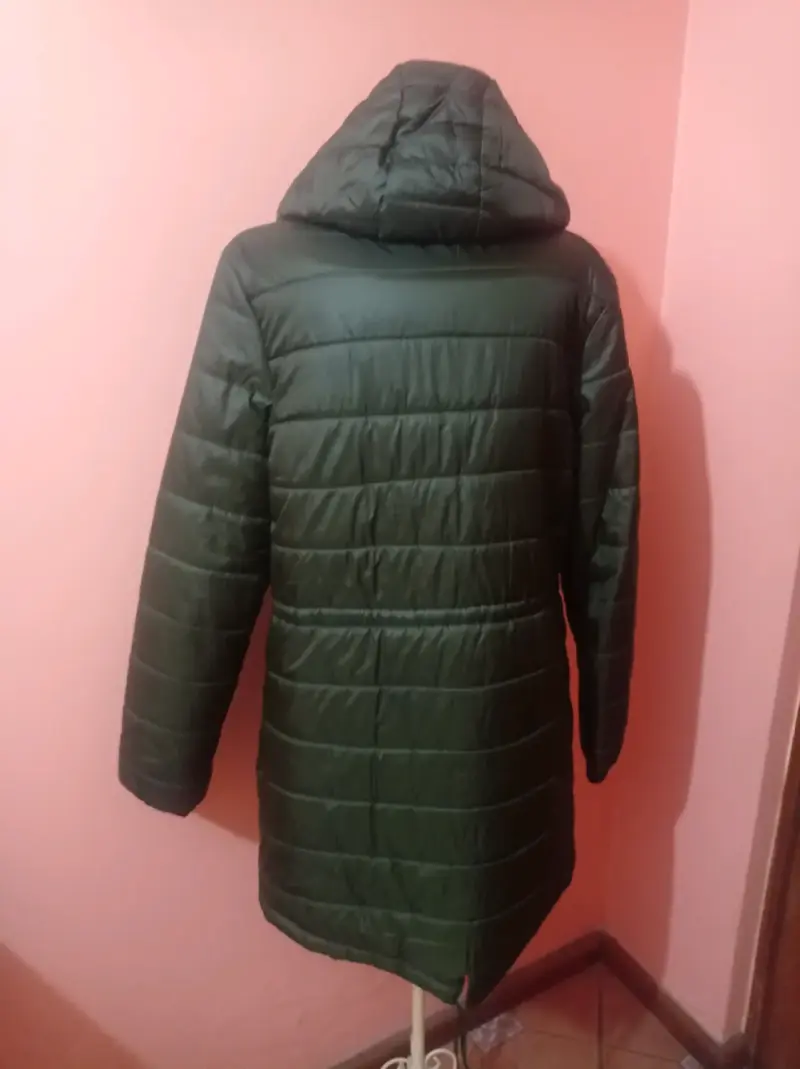 chaqueta verde  olivode invierno con capucha - 3