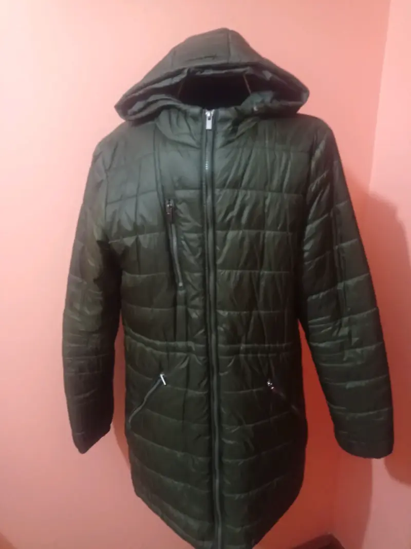 chaqueta verde  olivode invierno con capucha - 4