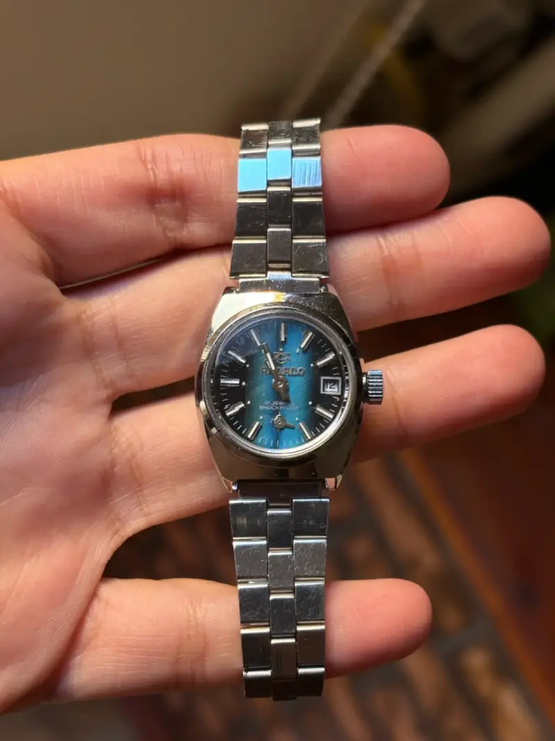 Reloj metálico a cuerda
