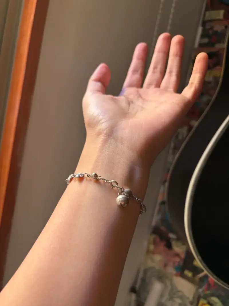 Pulsera de plata con cascabel
