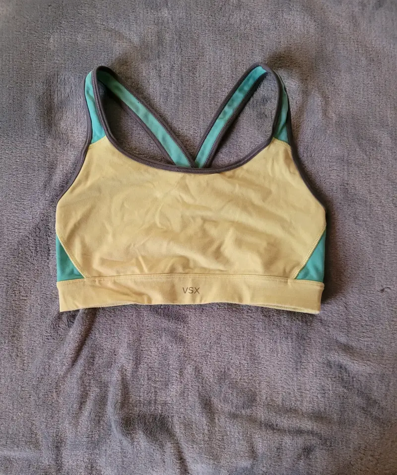 Top deportivo amarillo y verde - 1