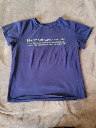 Polera azul con texto 'Mermaid' - miniatura 1