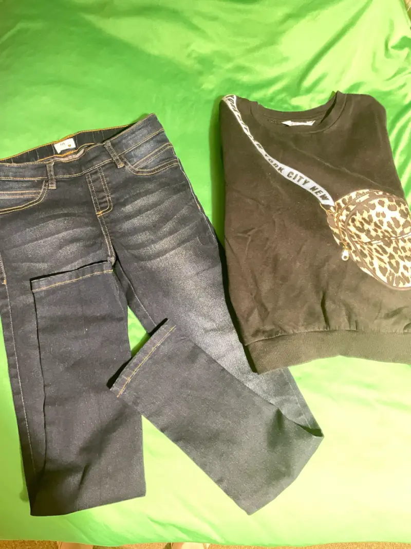 Pantalones jeans azul oscuro y poleron negro
