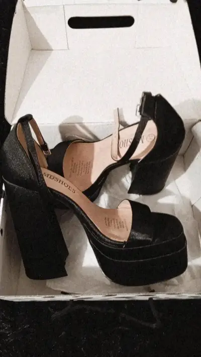 Sandalias negras de tacón alto - miniatura 1