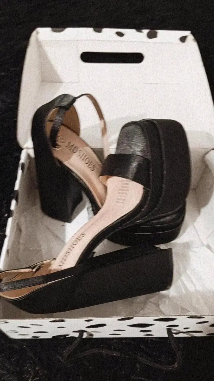 Sandalias negras de tacón alto - 3