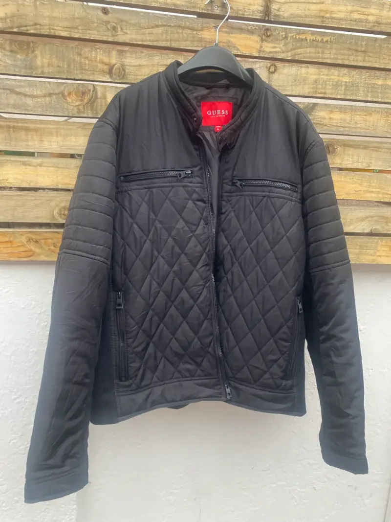 Chaqueta Guess negra acolchada