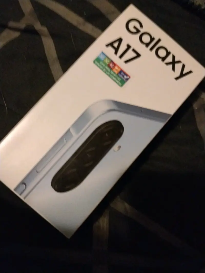 Smartphone Galaxy A17 abierto sin uso