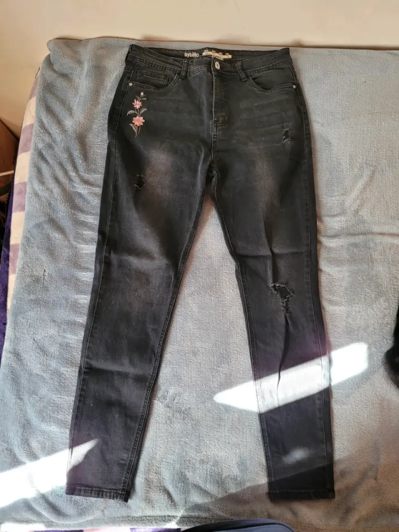 Jeans negros con bordado floral