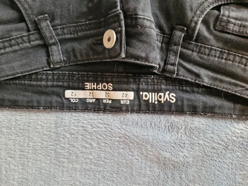 Jeans negros con bordado floral - 2