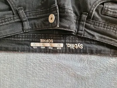 Jeans negros con bordado floral - miniatura 2