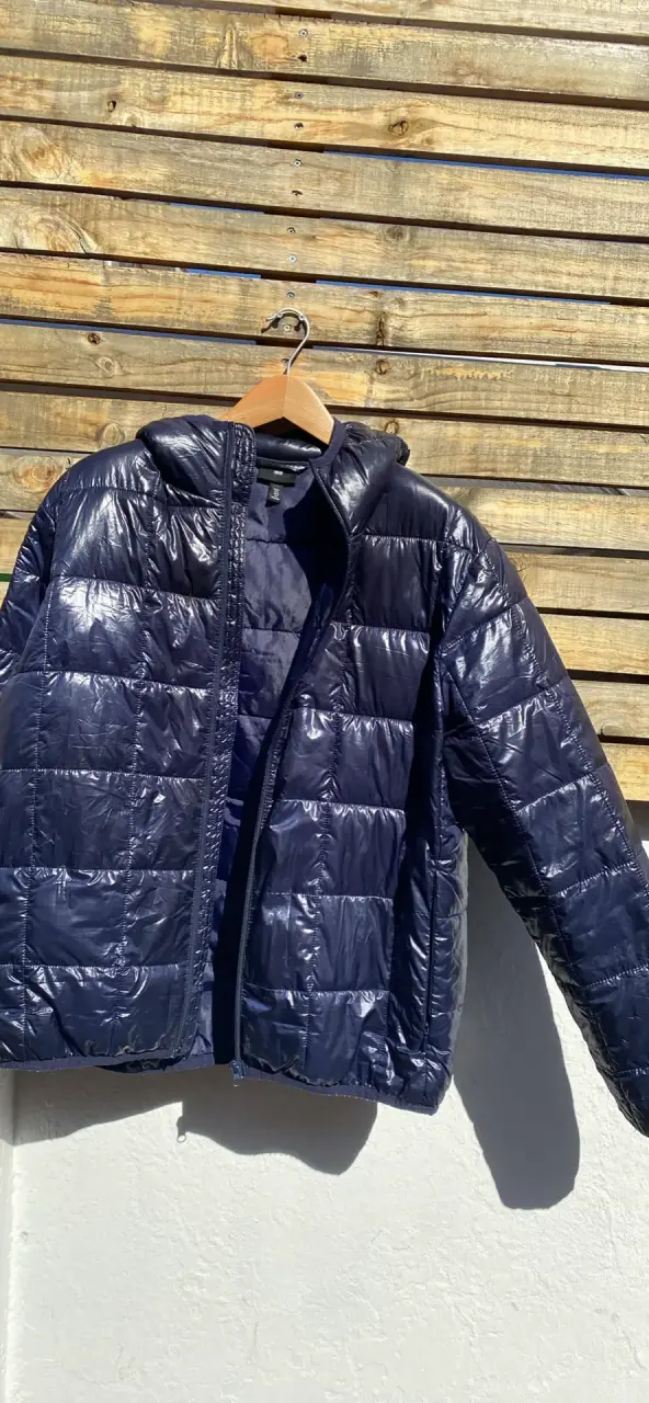 Chaqueta acolchada azul con capucha